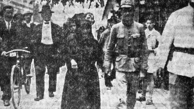 Žandarm sprovodi baba Anujku do suda u Pančevu, fotografija je objavljena u junu 1929. u listu Vreme