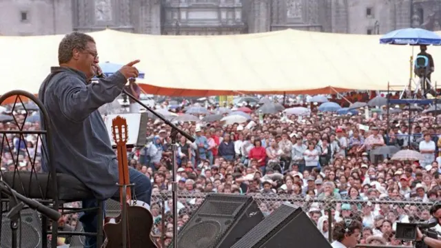 Pablo Milanés na Plaza del Zócalo na Cidade do México no ano 2000