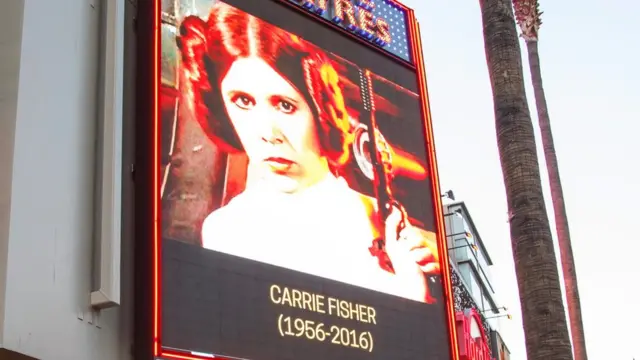 Un tributo a la actriz de Star Wars Carrie Fisher en una pantalla exterior del teatro TCL Chinese, en Hollywood, tras su muerte de un infarto en Los Ángeles.