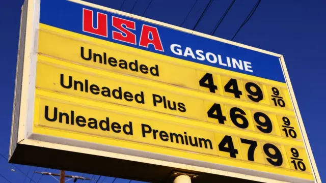 Cartel de precio de la gasolina.