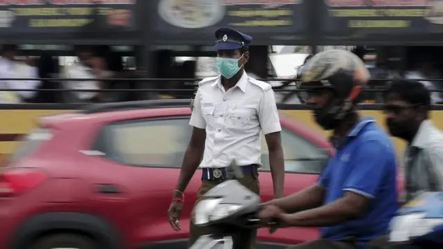 ஹெல்மெட்டுக்குள் செல்போன் வைத்து பேசுபவரா நீங்கள்? - இதைப் படியுங்கள்