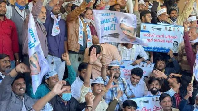 આમ આદમી પાર્ટીના કાર્યકરો હેડ ક્લાર્કની પરીક્ષાનું પેપર લીક થવાના કૌભાંડની નિષ્પક્ષ તપાસની માગ કરી રહ્યા છે