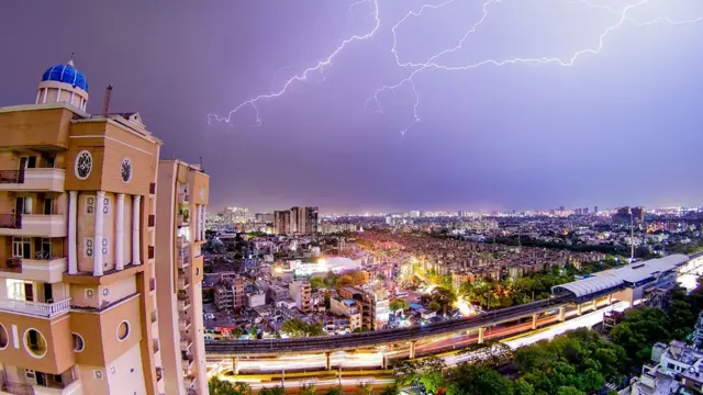 கோவிட்-19: பேருந்து, ரயில் மற்றும் மெட்ரோ ரயிலில் பாதுகாப்பாகப் பயணிப்பது எப்படி?