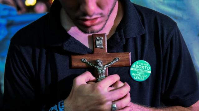 Manifestante contra legalização do aborto segura crucifixo em protesto