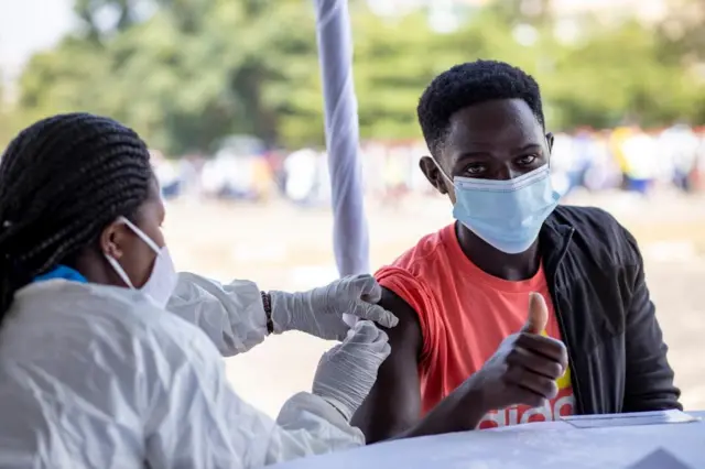 Umusore urimo gukingirwa Covid i Kigali, ku itariki ya 23/8/2021