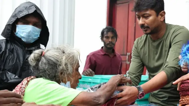 தாம் சட்டப்பேரவை உறுப்பினராக உள்ள சேப்பாக்கம்-திருவல்லிக்கேணி தொகுதியில் உதயநிதி ஸ்டாலின் தொடர்ந்து நலத்திட்ட உதவிகள் வழங்கி வருகிறார்.