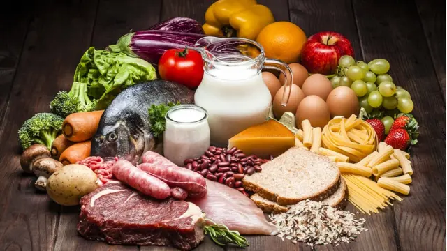 Bodegón de los distintos grupos alimentarios recomendados por los nutricionistas.