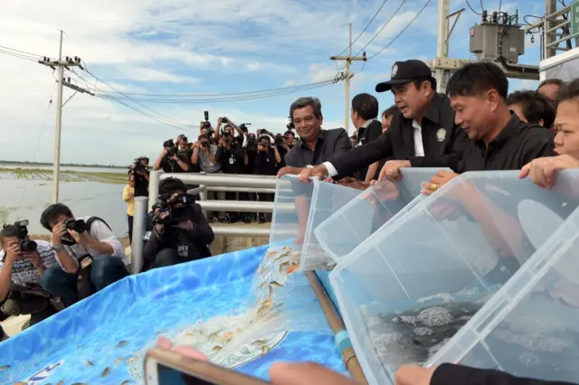 พล.อ.ประยุทธ์ตรวจเยี่ยมโครงการ "เปิดน้ำเข้านา ปล่อยปลาเข้าทุ่ง" และพบปะประชาชนที่ อ.เสนา จ.พระนครศรีอยุธยา เมื่อวันที่ 18 ก.พ.