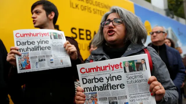 Cunhuriyet gazetesi önü