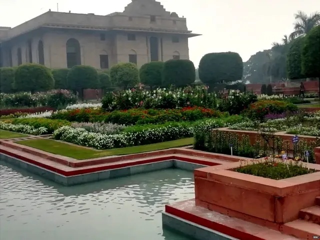 ਰਾਸ਼ਟਰਪਤੀ ਭਵਨ ਦੇ ਦਰ ਬਣਿਆ ਮੁਗਲ ਗਾਰਡਨ