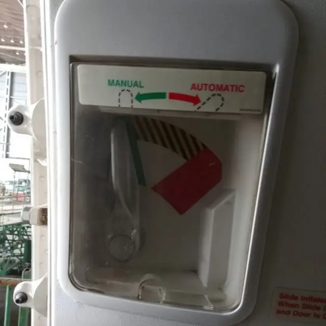 پی آئی اے کے طیارے کا دروازہ