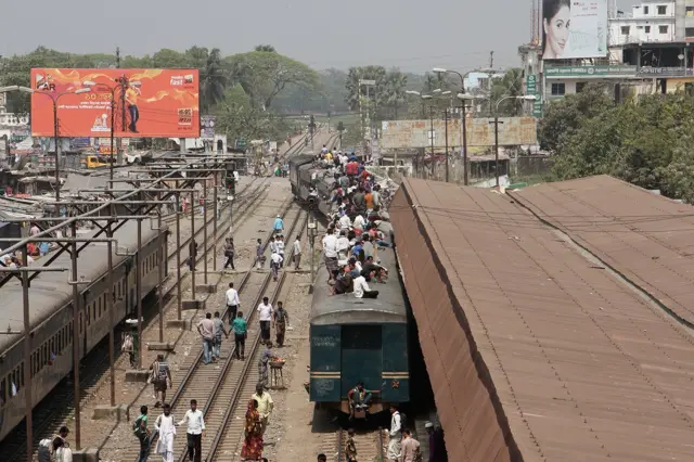 Kompozicija, koja je u međuvremenu primila nove putnike od kojih je dobar deo odlučio da se vozi na krovu napušta Gazipur na putu ka severu.