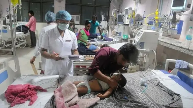 গোরখপুরের হাসপাতালে অক্সিজেন সংকটের সময় ৭০টিরও বেশি শিশু মারা যায় ২০১৭ সালে