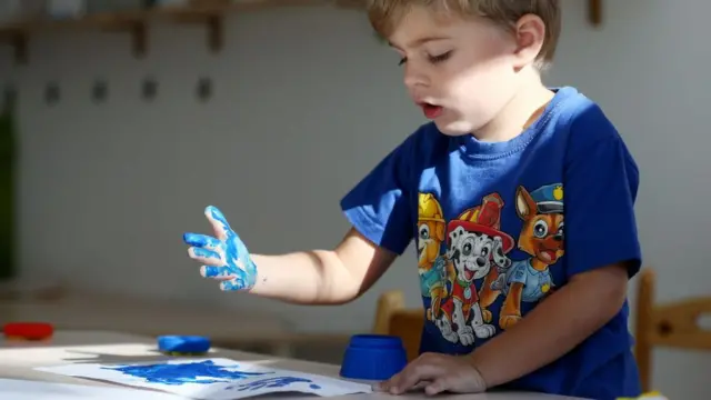 Menino pintando