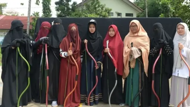 Sekelompok perempuan Indonesia yang mengenakan niqab di Bekasi bertekad untuk 'memerangi prasangka atas niqab' atau busana perempuan Muslim yang menutup seluruh wajah.