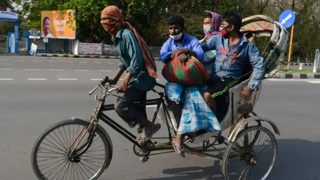 শিলিগুড়িতে কর্মহীন কিছু শ্রমিক কাজের অভাবে ফিরে যাচ্ছেন নিজেদের গ্রামে - মার্চ ২০২০