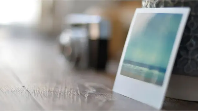 由於缺乏新鮮體驗,生活單調重覆,幾天、幾周、幾個月的記憶就像同一個日子一樣。