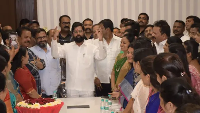 शिवसेना नगरसेवक एकनाथ शिंदे यांच्यासोबत