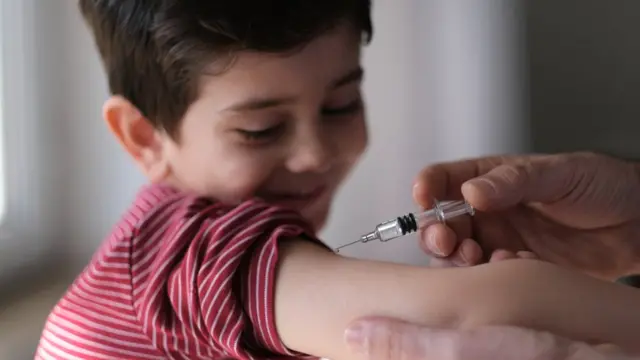 Un niño recibiendo una vacuna