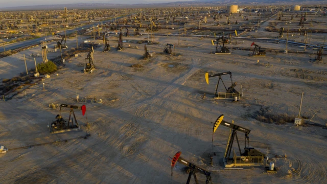 อุตสาหกรรมน้ำมันต้องยุติการผลิตเนื่องจากความต้องการลดลง