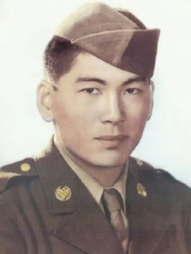 Lawson Iichiro Sakai con uniforme de ejército