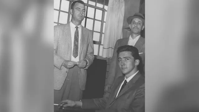 بوين ليستر جونستون (وسط الصورة)