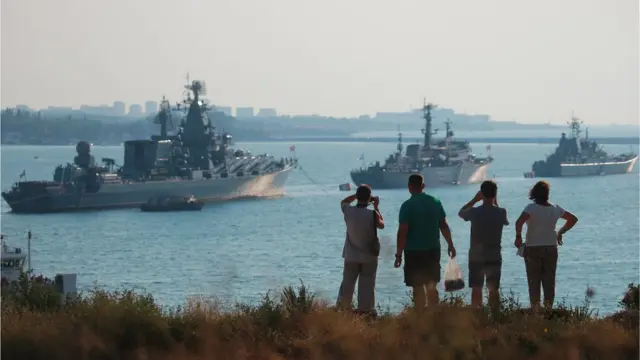 Флагманом російського Чорноморського флоту є ракетний крейсер "Москва". На знімку він крайній зліва