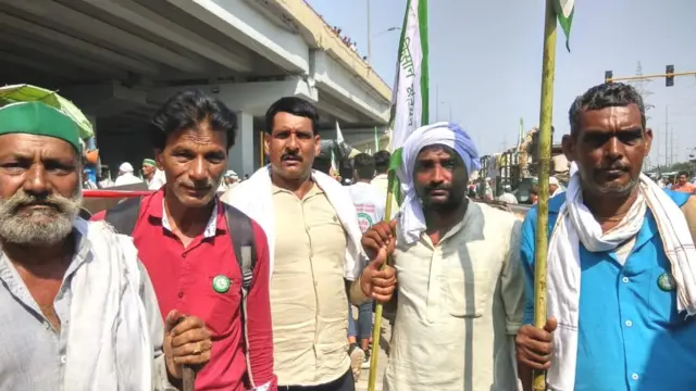 रुपेंद्र बलियान (उजवीकडून दुसरे) त्यांच्या सहकाऱ्यांसोबत.