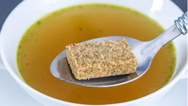Бульонный кубик и таредка с бульоном.