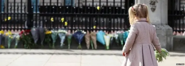 प्रिन्स फिलीप यांना श्रद्धांजली वाहण्यासाठी आलेली लहान मुलगी