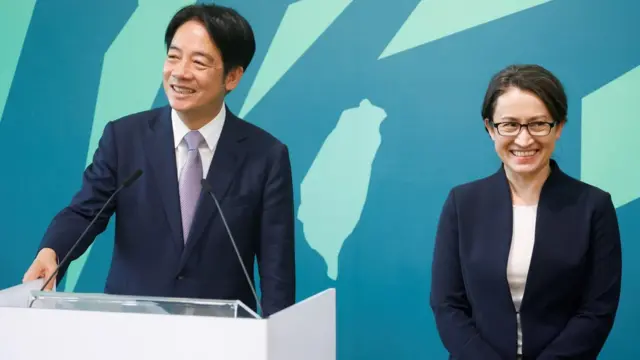 賴清德(左)與蕭美琴(右)在台北宣佈組成參選組合(20/11/2023)