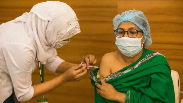 বঙ্গবন্ধু শেখ মুজিব মেডিকেল ইউনিভার্সিটি হাসপাতালে ভারত থেকে আসা অক্সফোর্ড অ্যাস্ট্রাজেনেকার ভ্যাক্সিন নিচ্ছেন একজন স্বাস্থ্যকর্মী - ২৮শে জানুয়ারি ২০২১