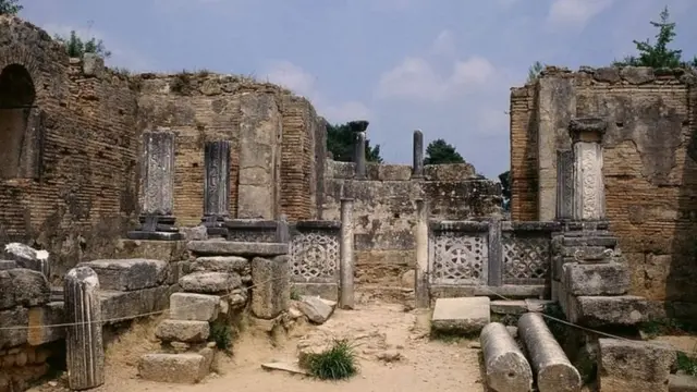 Puing-puing tempat bermandian Cladeo di Olympia.
