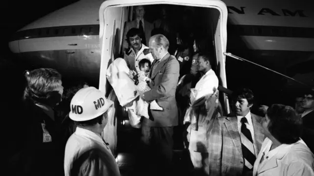 El presidente Ford recibiendo niños de vietnam en San Francisco.
