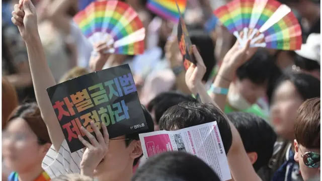 서울 퀴어문화축제에 등장한 '차별금지법 제정' 피켓