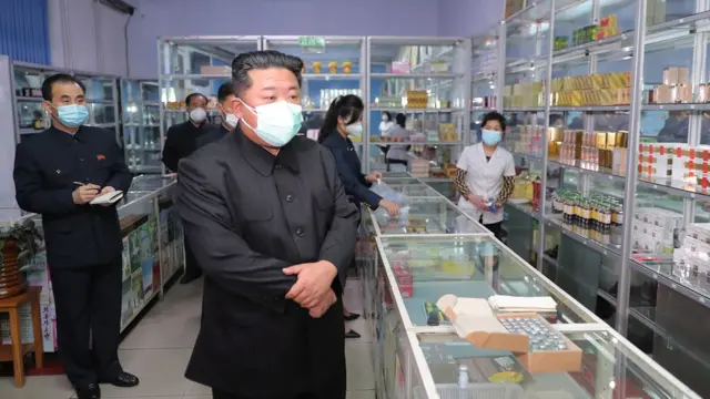 Kim Jong-un en una farmacia