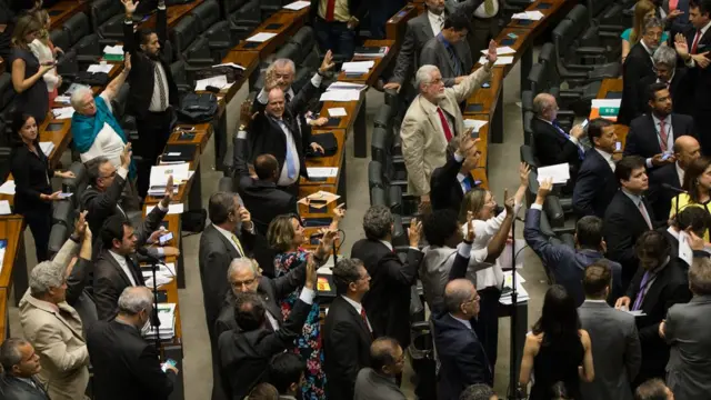 Sessão da Câmara dos Deputados para aprovar urgência na votação da reforma trabalhista