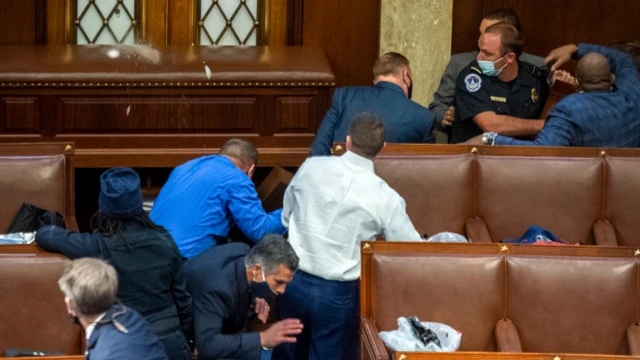 Люди пытаются укрытая в здании Капитолия