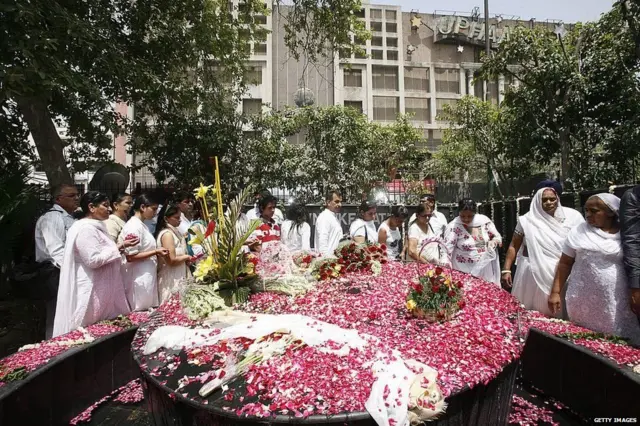 उपहार सिनेमा हॉल के सामने बना स्मारक