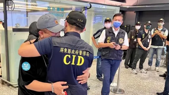 從柬埔寨被拯救回台的原住民青年與台灣刑警相擁。