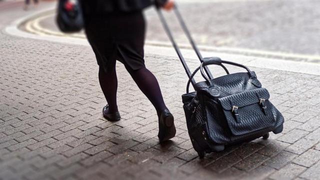 Mulher puxando malasportbet365 clubrodinha