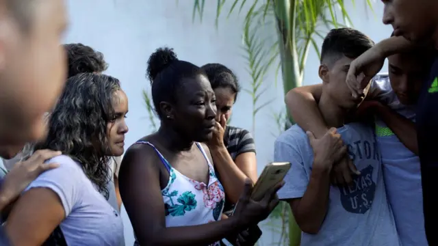 Familiares de jogadores após incêdio no Rio