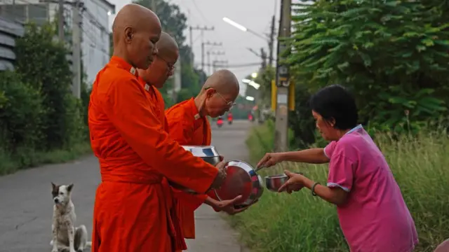 ภิกษุณีออกเดินบิณฑบาตตั้งแต่รุ่งสาง
