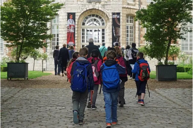 法国人惯于说“不”始于学童时代。法国孩子所受的教育把争论和说“不”视为激发脑力的刺激素。