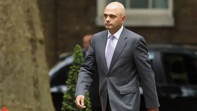 والد ساجد جاويد هاجر إلى المملكة المتحدة منذ أن كان عمره 17 عاما بحثاً عن عمل.