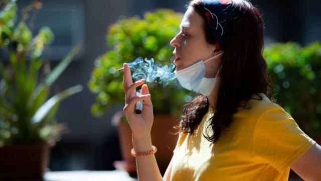 在新冠病毒疫情期間，吸煙變得更加困難