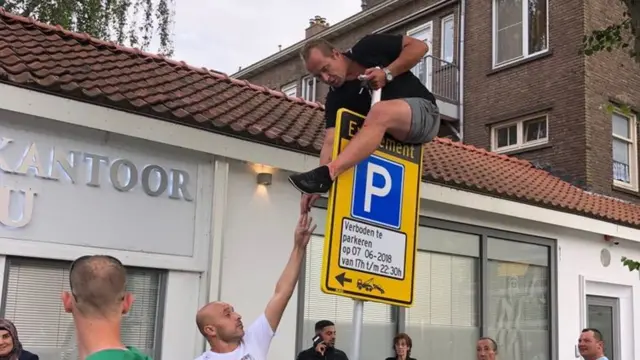 camii önünde toplanan kalabalık