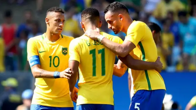 Brasil celebra uno de sus seis goles