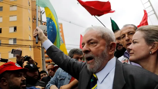 Lula durante viagem a Curitiba para prestar depoimento,sportsbook o que é10sportsbook o que émaio