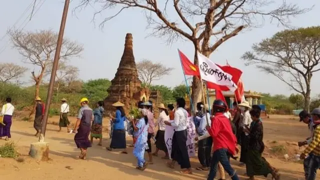 မြင်းခြံမြို့တောင်ဖျားမှာ မထင်မှတ်ဘဲ ထွက်ပေါ်လာတဲ့ ပြောက်ကျားဆန္ဒပြပွဲ